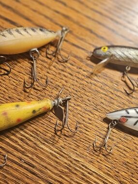 Vintage Fishing Lures (4) With Box,made By Hellbender,Darter,Rebel,Cordell